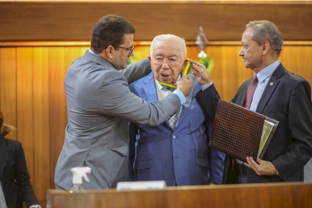 Assembleia Legislativa do Piauí entrega medalha ao ex-deputado Paes Landim
