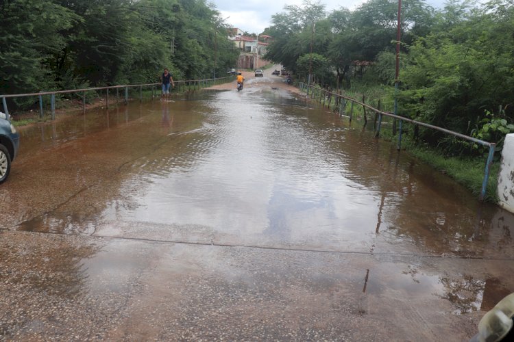 Moradores do Umbelina II reclamam da situação da passagem molhada