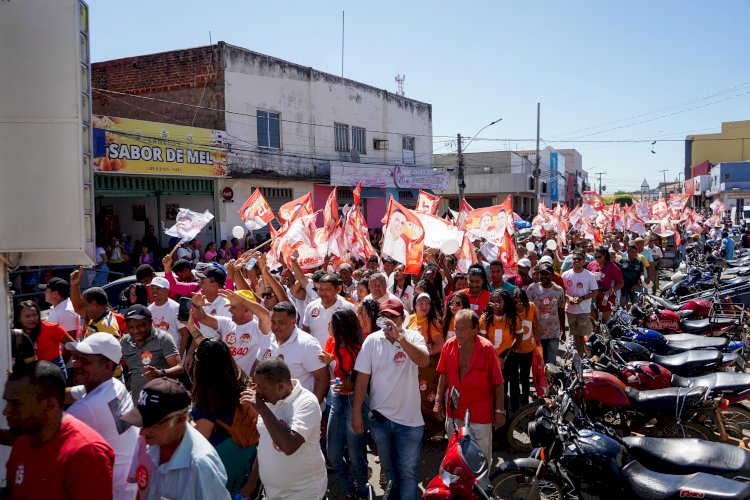 Rogério reúne multidão em caminhada pelas ruas do centro da cidade