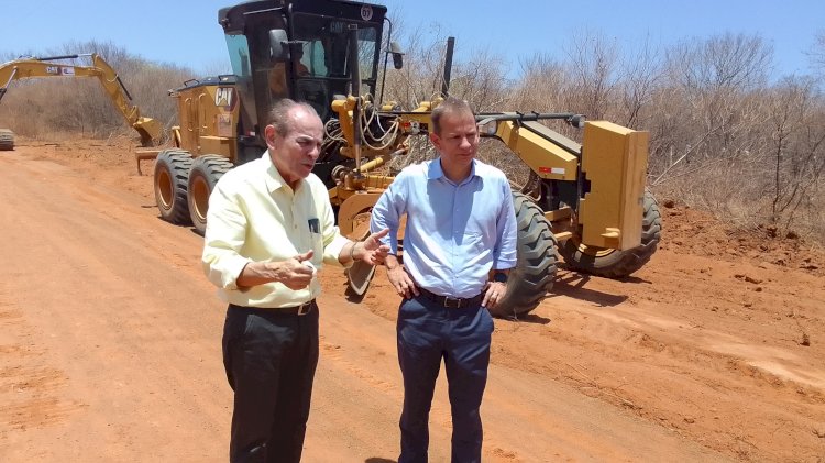 Senador Marcelo Castro visita início das obras de asfaltamento da estrada de São Vitor