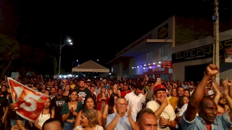 Festa da vitória de Rogério Castro teve show com banda Noda de Cajú