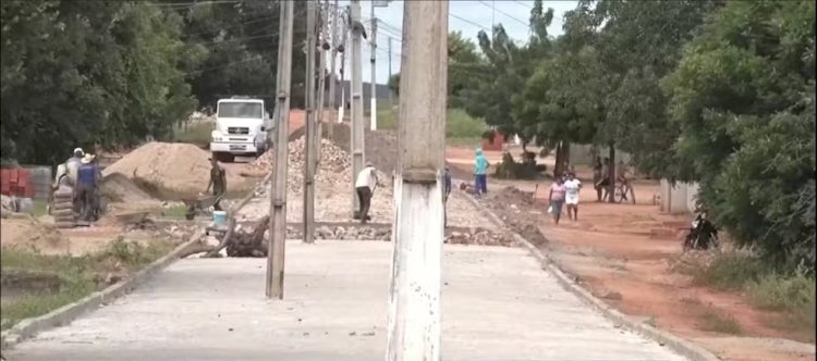 Coisas do Piauí: Rua é calçada com postes no meio da pista em Geminiano (PI)