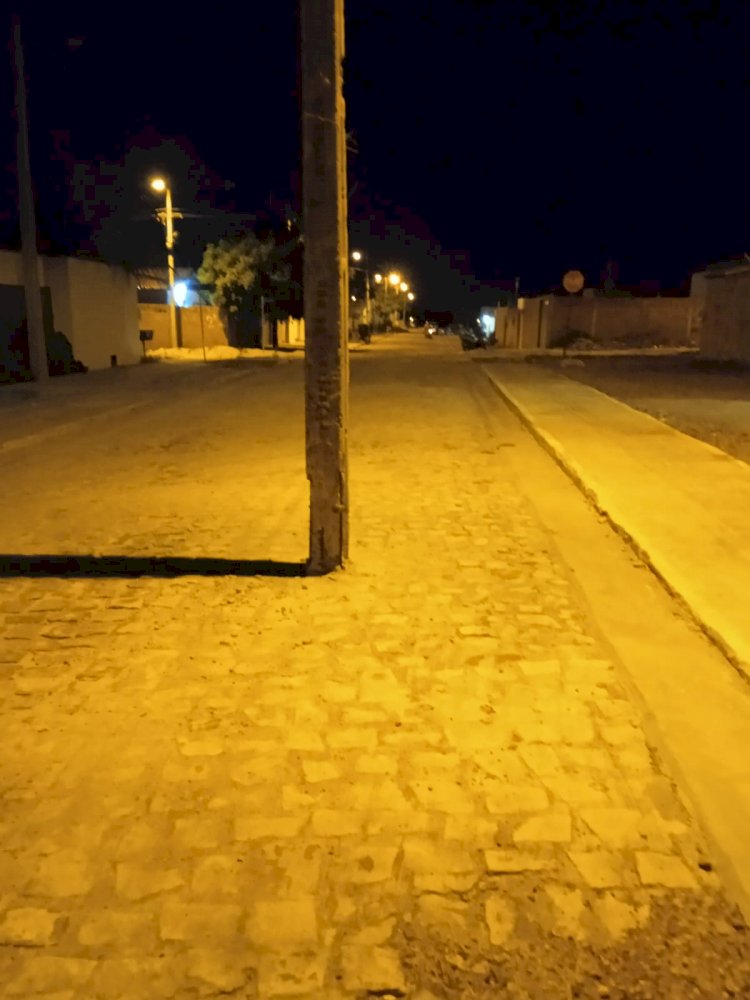COISAS DE SRN: Rua é pavimentada com poste no meio e continua lá a exatamente um ano