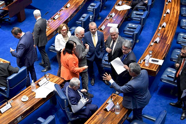 Senado aprova vacinação nas escolas e Marcelo Castro destaca queda: “grave”