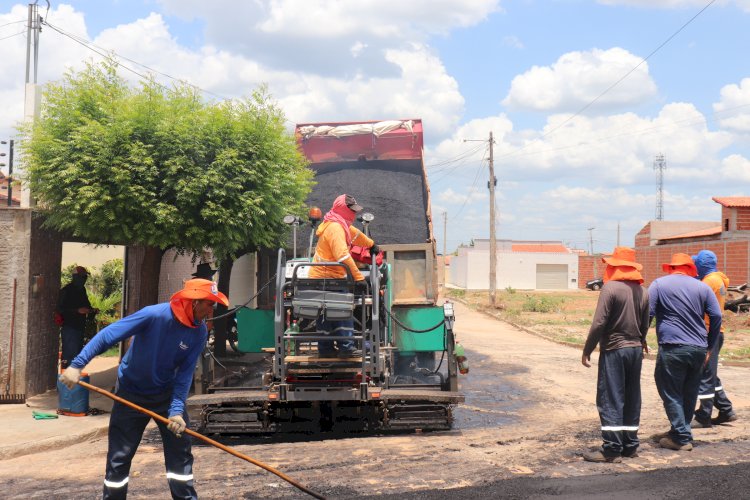 Rua Manoel Francisco da Silva, bairro Primavera, recebendo pavimentação asfáltica